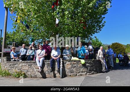 Aston on Clun, Shropshire, Royaume-Uni. Résidents du village sud du Shropshire d'Aston sur Clunn assis sous le célèbre peuplier noir le jour de l'Arbor. 20 Banque D'Images