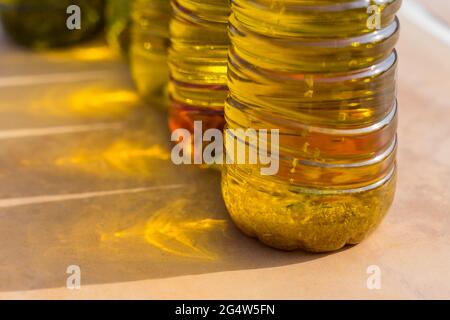 l'essence traditionnelle d'huiles d'olive dorées pressées à froid dans la lumière du soleil méditerranéenne Banque D'Images