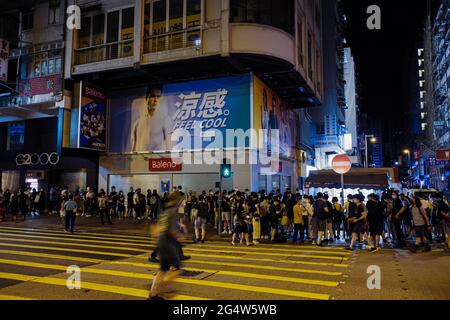 Hong Kong, Chine. 24 juin 2021. Les gens font la queue pour l'édition finale du quotidien Apple. KongÃs plus grand journal pro-démocratie de Hong a annoncé qu'il cesserait de publier en ligne à minuit, en imprimant 1 million d'exemplaires pour son édition finale jeudi. En vertu d'une loi controversée sur la sécurité nationale, Apple Daily shutdown après 26 ans de journal de style tabloïd. Crédit : Keith Tsuji/ZUMA Wire/Alay Live News Banque D'Images