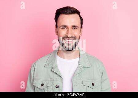 Portrait d'un joli gars en train de teiner en portant des vêtements modernes isolés sur un bacille de couleur rose Banque D'Images