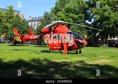 L'ambulance aérienne de Londres, débarqua à Finsbury Park, pour un RTA local, au Royaume-Uni Banque D'Images