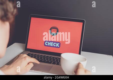 vérification de l'homme sur l'ordinateur portable Banque D'Images