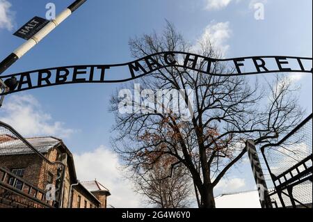 POLOGNE , Oswiecim, Auschwitz I, camp de concentration du régime nazi allemand (1940–1945) , porte avec les mots allemands cyniques: Arbeit macht frei , engl. Les ensembles de travail libres / POLEN, Auschwitz i Stammlager, deutsches nationalsozialistisches Konzentrations- und Vernichtungslager (1940–1945) Tor Freschit, Arbeit mit frescht Banque D'Images