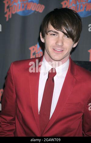 **PHOTO DE DOSSIER** Drake Bell plaide coupable dans une affaire de mise en danger pour enfant. Drake Bell visite Planet Hollywood Times Square pour faire la promotion du nouveau film « A Failr Odd Movie » à New York. 29 juin 2011 crédit : Dennis Van Tine/MediaPunch Banque D'Images