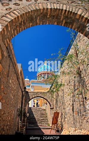 Eglise d'Agios Nikolaos (Saint Nicolas) et quartier de 'Vaporia', ville d'Ermoupolis, île de Syros, Cyclades, Grèce. Banque D'Images