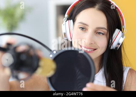 Portrait d'une jeune femme dans un casque devant le microphone Banque D'Images