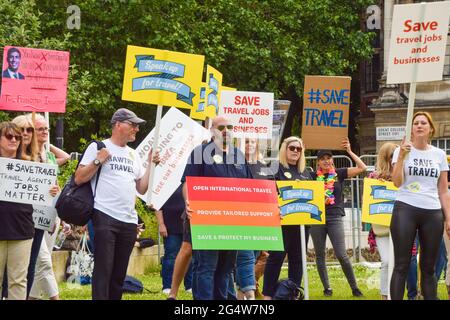 Londres, Royaume-Uni. 23 juin 2021. Les professionnels de l'industrie du voyage se sont réunis à l'extérieur du Parlement pour exiger que le gouvernement ouvre des voyages internationaux et apporte son soutien à l'industrie du voyage à l'étranger, qui a beaucoup souffert de la crise du coronavirus. ( Credit: Vuk Valcic/Alamy Live News Banque D'Images