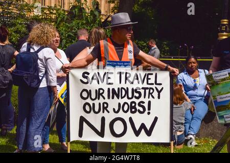 Londres, Royaume-Uni. 23 juin 2021. Les professionnels de l'industrie du voyage se sont réunis à l'extérieur du Parlement pour exiger que le gouvernement ouvre des voyages internationaux et apporte son soutien à l'industrie du voyage à l'étranger, qui a beaucoup souffert de la crise du coronavirus. ( Credit: Vuk Valcic/Alamy Live News Banque D'Images