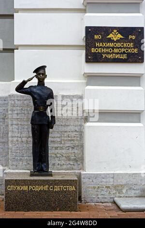 Saint-Pétersbourg, Russie, 3 août : statue d'un jeune cadet à l'entrée de l'école navale de Nakhimov à Saint-Pétersbourg, 3 août 2020. (signe sur m Banque D'Images