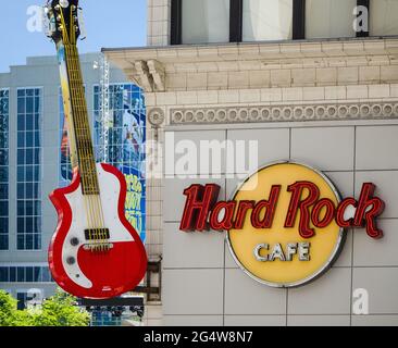 L'extérieur du Hard Rock Cafè et le panneau au néon en forme de guitare à côté de celui-ci sur la rue Yonge. Banque D'Images