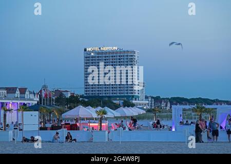 Soirée à la plage, restaurant et Hôtel Neptun, Warnemünde, Rostock, Mecklenburg-Ouest Pomerania, Allemagne Banque D'Images