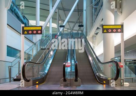 Escaliers mécaniques vides travaillant à l'aéroport international Pearson de Toronto, Canada Banque D'Images