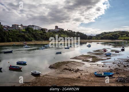 Les bateaux de pêche restent sur terre quand la marée est basse dans l'estuaire. Banque D'Images