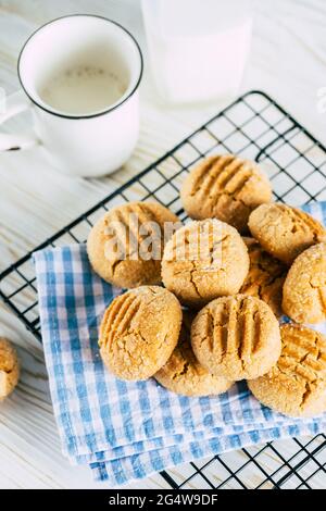 biscuits au beurre d'arachide sur une grille en fil noir. cuisson maison Banque D'Images