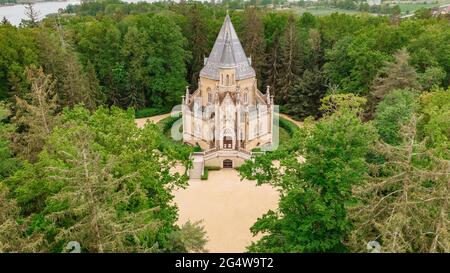 Vue aérienne sur le tombeau de Schwarzenberg près de Trebon, République Tchèque.le bâtiment néo-gothique avec tour et majestueux escalier double est entouré par le parc Banque D'Images