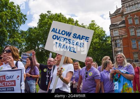 Londres, Royaume-Uni. 23 juin 2021. Les professionnels de l'industrie du voyage se sont réunis à Westminster pour demander au gouvernement d'ouvrir des voyages internationaux et de soutenir l'industrie du voyage à l'étranger, qui a beaucoup souffert de la crise du coronavirus. ( Credit: Vuk Valcic/Alamy Live News Banque D'Images