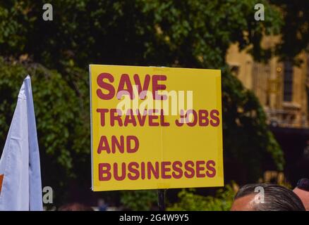 Londres, Royaume-Uni. 23 juin 2021. Les professionnels de l'industrie du voyage se sont réunis à Westminster pour demander au gouvernement d'ouvrir des voyages internationaux et de soutenir l'industrie du voyage à l'étranger, qui a beaucoup souffert de la crise du coronavirus. ( Credit: Vuk Valcic/Alamy Live News Banque D'Images