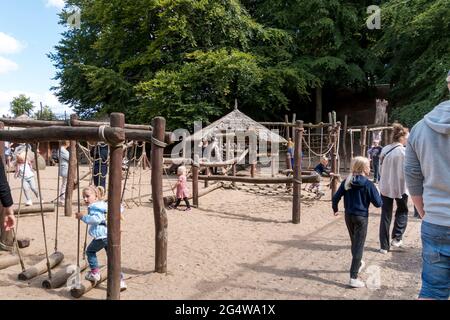 Ebeltoft, Danemark - 21 juillet 2020 : les enfants jouent sur un terrain de jeu, tour d'escalade pour les enfants, parcours d'obstacles pour les enfants. Banque D'Images