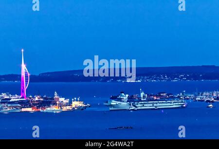 AJAXNETPHOTO. 22 MAI 2021. PORTSMOUTH, ANGLETERRE. - DÉPART DU TRANSPORTEUR - LE PORTE-AVIONS HMS QUEEN ELIZABETH EST RELIÉ À L'EXTÉRIEUR (AU CENTRE À DROITE) DE LA BASE NAVALE DE PORTSMOUTH CE SOIR AU DÉBUT DE SON PREMIER DÉPLOIEMENT GLOBAL QUI DURERA 28 SEMAINES ET COUVRIRA PLUS DE 26,000 MILES.PHOTO:STEPHEN FOULKES/AJAX REF:SF20210522 2 Banque D'Images