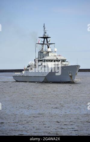 AJAXNETPHOTO. 18 MAI 2021. TYNE & WEIR, ANGLETERRE. - LE NAVIRE DE PATROUILLE EXTRACÔTIER À STRIES DE ROUILLE (OPV) P281 ENTRANT DANS LA RIVIÈRE TYNE. LE NAVIRE A ÉTÉ « PAYÉ » EN MAI 2018 ET A ÉTÉ MIS EN SERVICE EN JUILLET DE CETTE ANNÉE-LÀ. PHOTO:TONY HOLLAND/AJAX REF:DTH211805 38801 Banque D'Images