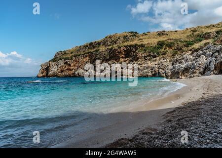 Vacances à la plage en Sicile, Italie, eau turquoise, plage de sable vide dans la réserve naturelle de Zingaro.vacances paradis Voyage paysage.Côte pittoresque avec le rocher Banque D'Images