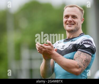 Leigh, Angleterre - 19 juin 2021 - Adam Swift (21) de Hull FC reconnaît les supporters après une victoire dans la Ligue de rugby Betfred Super League Leigh Centurions vs Hull FC au Leigh Sports Village Stadium, Leigh, Royaume-Uni Dean Williams/Alay Live News Banque D'Images