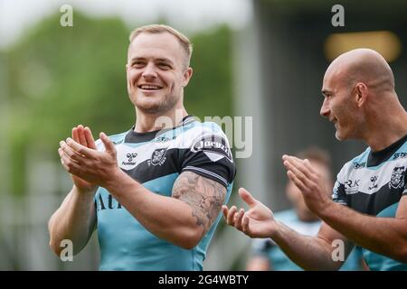 Leigh, Angleterre - 19 juin 2021 - Adam Swift (21) de Hull FC reconnaît les supporters après une victoire dans la Ligue de rugby Betfred Super League Leigh Centurions vs Hull FC au Leigh Sports Village Stadium, Leigh, Royaume-Uni Dean Williams/Alay Live News Banque D'Images