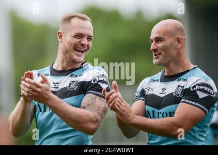 Leigh, Angleterre - 19 juin 2021 - Adam Swift et Danny Houghton du FC Hull reconnaissent leurs supporters après une victoire dans la Ligue de rugby Betfred Super League Leigh Centurions vs Hull FC au stade Leigh Sports Village, Leigh, Royaume-Uni Dean Williams/Alay Live News Banque D'Images