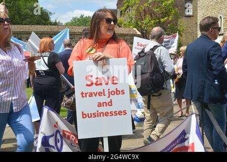 Londres, Royaume-Uni. 23 juin 2021. Un travailleur tient un écriteau qui indique « Enregistrer les emplois et les entreprises de voyage » pendant la démonstration.les travailleurs de l'industrie du voyage se sont réunis à Westminster pour démontrer le manque de soutien du gouvernement et l'extension des restrictions de voyage pour les vacanciers. Crédit : SOPA Images Limited/Alamy Live News Banque D'Images