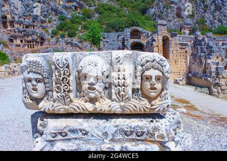 Masques et tombes rocheuses à Myra, Turquie. Ancienne tombe de Lycia à Fethiye, archéologie et concept de voyage Banque D'Images