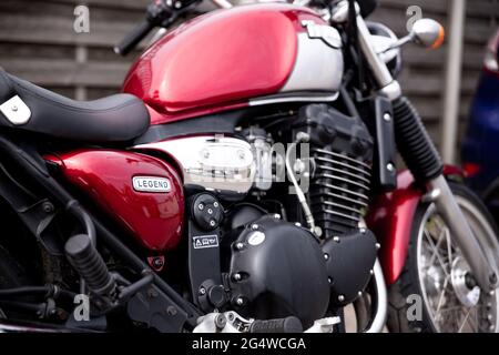Woodbridge Suffolk Royaume-Uni juin 04 2021 : une légende de triomphe classique garée au milieu d'une ville animée. Moto classique Banque D'Images
