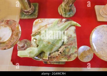 Antalya, Turquie - 11 mai 2021 : figurines et vases Onyx en vente dans un magasin en Turquie Banque D'Images