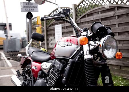 Woodbridge Suffolk Royaume-Uni juin 04 2021 : une légende de triomphe classique garée au milieu d'une ville animée. Moto classique Banque D'Images