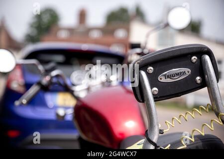 Woodbridge Suffolk Royaume-Uni juin 04 2021 : une légende de triomphe classique garée au milieu d'une ville animée. Moto classique Banque D'Images