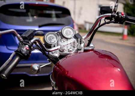 Woodbridge Suffolk Royaume-Uni juin 04 2021 : une légende de triomphe classique garée au milieu d'une ville animée. Moto classique Banque D'Images