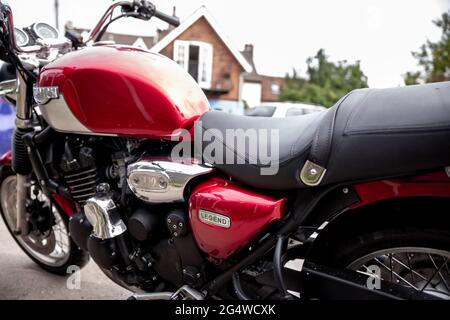 Woodbridge Suffolk Royaume-Uni juin 04 2021 : une légende de triomphe classique garée au milieu d'une ville animée. Moto classique Banque D'Images