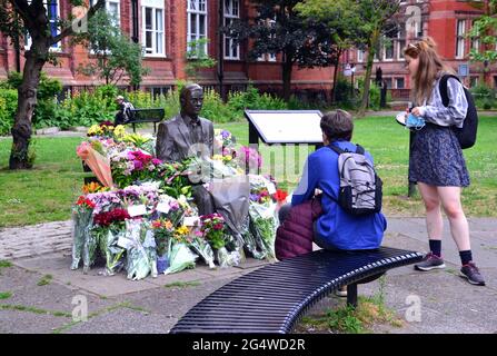 Des fleurs entourent la statue et le mémorial Alan Turing, Sackville Gardens, Manchester, Angleterre, Grande-Bretagne, Royaume-Uni, le 23 juin 2021, date anniversaire de l'anniversaire de Turing. Alan Mathison Turing OBE était un mathématicien anglais, un informaticien, un logicien et un cryptanalyste. Au cours de la Seconde Guerre mondiale, il a dirigé une équipe chargée de briser les chiffriers allemands de la machine Enigma. Turing a alors eu une influence dans le développement de l'informatique à l'Université de Manchester. Banque D'Images