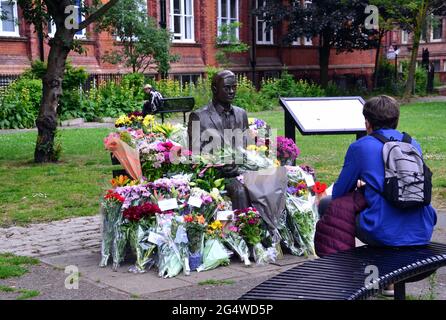 Des fleurs entourent la statue et le mémorial Alan Turing, Sackville Gardens, Manchester, Angleterre, Grande-Bretagne, Royaume-Uni, le 23 juin 2021, date anniversaire de l'anniversaire de Turing. Alan Mathison Turing OBE était un mathématicien anglais, un informaticien, un logicien et un cryptanalyste. Au cours de la Seconde Guerre mondiale, il a dirigé une équipe chargée de briser les chiffriers allemands de la machine Enigma. Turing a alors eu une influence dans le développement de l'informatique à l'Université de Manchester. Banque D'Images