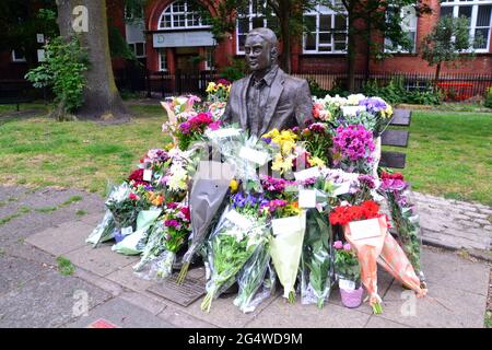 Des fleurs entourent la statue et le mémorial Alan Turing, Sackville Gardens, Manchester, Angleterre, Grande-Bretagne, Royaume-Uni, le 23 juin 2021, date anniversaire de l'anniversaire de Turing. Alan Mathison Turing OBE était un mathématicien anglais, un informaticien, un logicien et un cryptanalyste. Au cours de la Seconde Guerre mondiale, il a dirigé une équipe chargée de briser les chiffriers allemands de la machine Enigma. Turing a alors eu une influence dans le développement de l'informatique à l'Université de Manchester. Banque D'Images