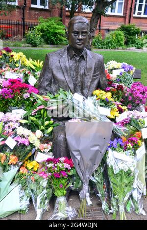 Des fleurs entourent la statue et le mémorial Alan Turing, Sackville Gardens, Manchester, Angleterre, Grande-Bretagne, Royaume-Uni, le 23 juin 2021, date anniversaire de l'anniversaire de Turing. Alan Mathison Turing OBE était un mathématicien anglais, un informaticien, un logicien et un cryptanalyste. Au cours de la Seconde Guerre mondiale, il a dirigé une équipe chargée de briser les chiffriers allemands de la machine Enigma. Turing a alors eu une influence dans le développement de l'informatique à l'Université de Manchester. Banque D'Images