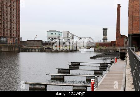 Vue sur Stanley Dock depuis l'hôtel Titanic de Liverpool Banque D'Images