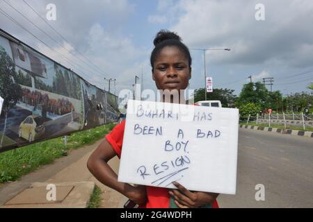 Une manifestante féminine affichant son écriteau alors que des manifestants ont barricadé une grande autoroute reliant Lagos et d'autres parties du pays dans l'État d'Alausa, lors d'une manifestation pacifique contre la brutalité de la police. Nigéria. Banque D'Images