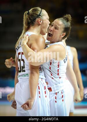 Les Cats belges Julie Allemand et les Cats belges Marjorie Carpreaux célèbrent après avoir obtenu leur score lors du match de quart de finale entre le tournoi national belge Banque D'Images