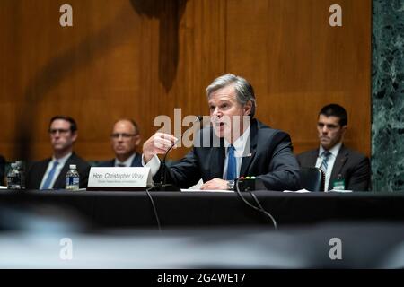 Washington, États-Unis. 23 juin 2021. Christopher Wray, directeur du FBI, témoigne devant le sous-comité des crédits du Sénat sur le commerce, la justice, la science et les organismes connexes de Capitol Hill à Washington, DC, le mercredi 23 juin 2021. Le directeur Wray répond aux questions concernant le budget de l'exercice 2021 du Bureau fédéral d'enquête. Photo par Sarah Silbiger/Pool/Sipa USA crédit: SIPA USA/Alay Live News Banque D'Images