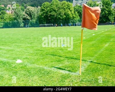 Drapeau d'angle rouge sur le terrain de football à la journée ensoleillée, vent soufflant Banque D'Images