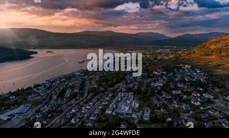 Image d'un drone au coucher du soleil sur fort William et Loch Linnhe dans les Highlands écossais, Royaume-Uni Banque D'Images