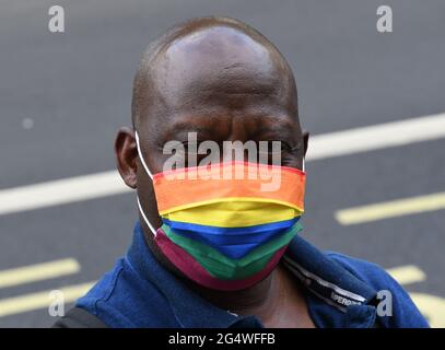 Londres, Royaume-Uni. Juin 22 2021: Environ des centaines de LGBT de toutes les communautés appellent le gouvernement du Royaume-Uni à tenir sa promesse d'interdire la thérapie de conversion devant le cabinet le 22 juin 2021, Londres, Royaume-Uni. Crédit : Picture Capital/Alamy Live News Banque D'Images