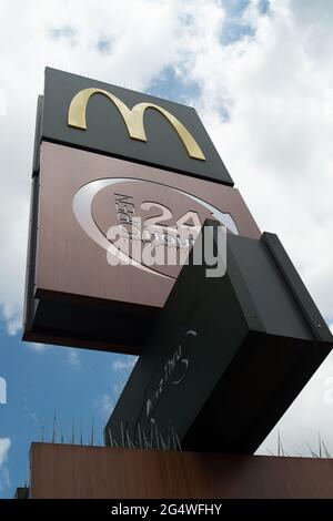 Staines-upon-Thames, Surrey, Royaume-Uni. 23 juin 2021. Les restaurants McDonalds recrutent 20,000 employés supplémentaires. La fin des restrictions Covid-19 devrait maintenant avoir lieu en Angleterre à partir du 19 juillet. Certaines personnes ont hâte de jeter leur masque alors que d'autres restent très prudents quant à l'augmentation des cas positifs pour la variante indienne Covid-19. Crédit : Maureen McLean/Alay Banque D'Images