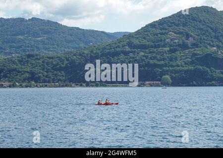 Pella - 07/12/2020: Couple sur un canoë rouge dans le lac d'Orta Banque D'Images