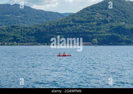 Pella - 07/12/2020: Couple sur un canoë rouge dans le lac d'Orta Banque D'Images